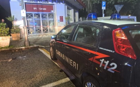 Rapina notturna al bancomat: ladri in fuga e chiodi sull’asfalto