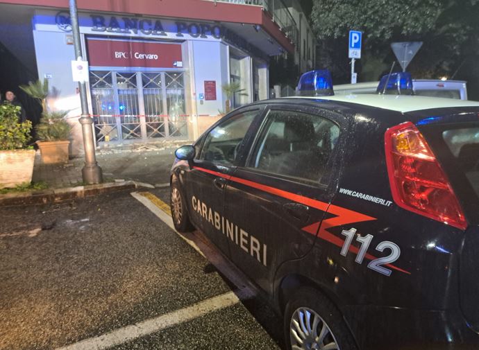 Rapina notturna al bancomat: ladri in fuga e chiodi sull’asfalto