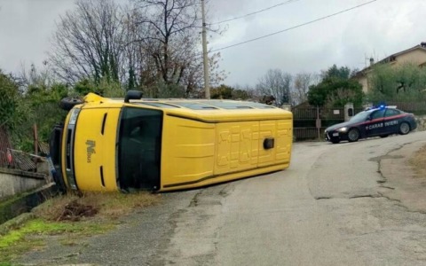 Scuolabus si rovescia in curva, sette bambini illesi