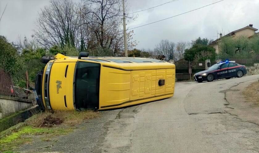 Scuolabus si rovescia in curva, sette bambini illesi