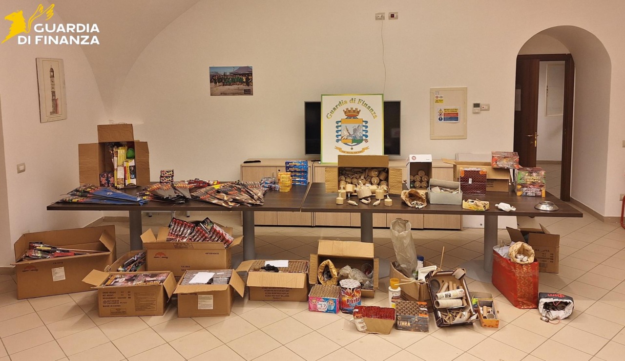 Sequestrati oltre 7.500 articoli pirotecnici in un’abitazione