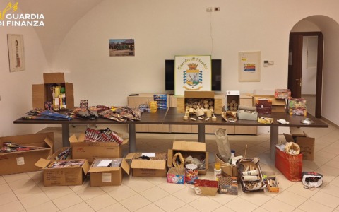 Sequestrati oltre 7.500 articoli pirotecnici in un’abitazione
