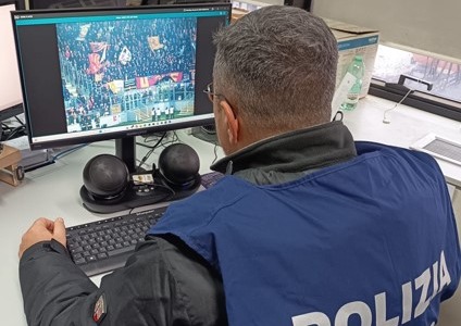 Tre tifosi segnalati per lancio di petardi durante la partita