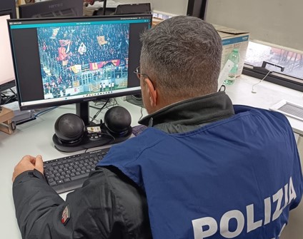 Tre tifosi segnalati per lancio di petardi durante la partita