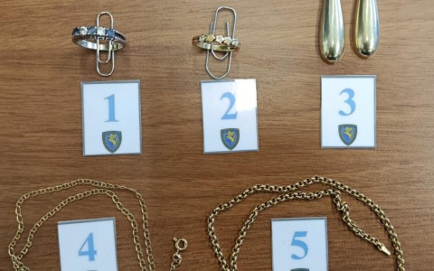 Arrestato in autostrada un 40enne con gioielli rubati a un’anziana