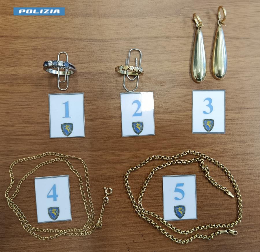 Arrestato in autostrada un 40enne con gioielli rubati a un’anziana