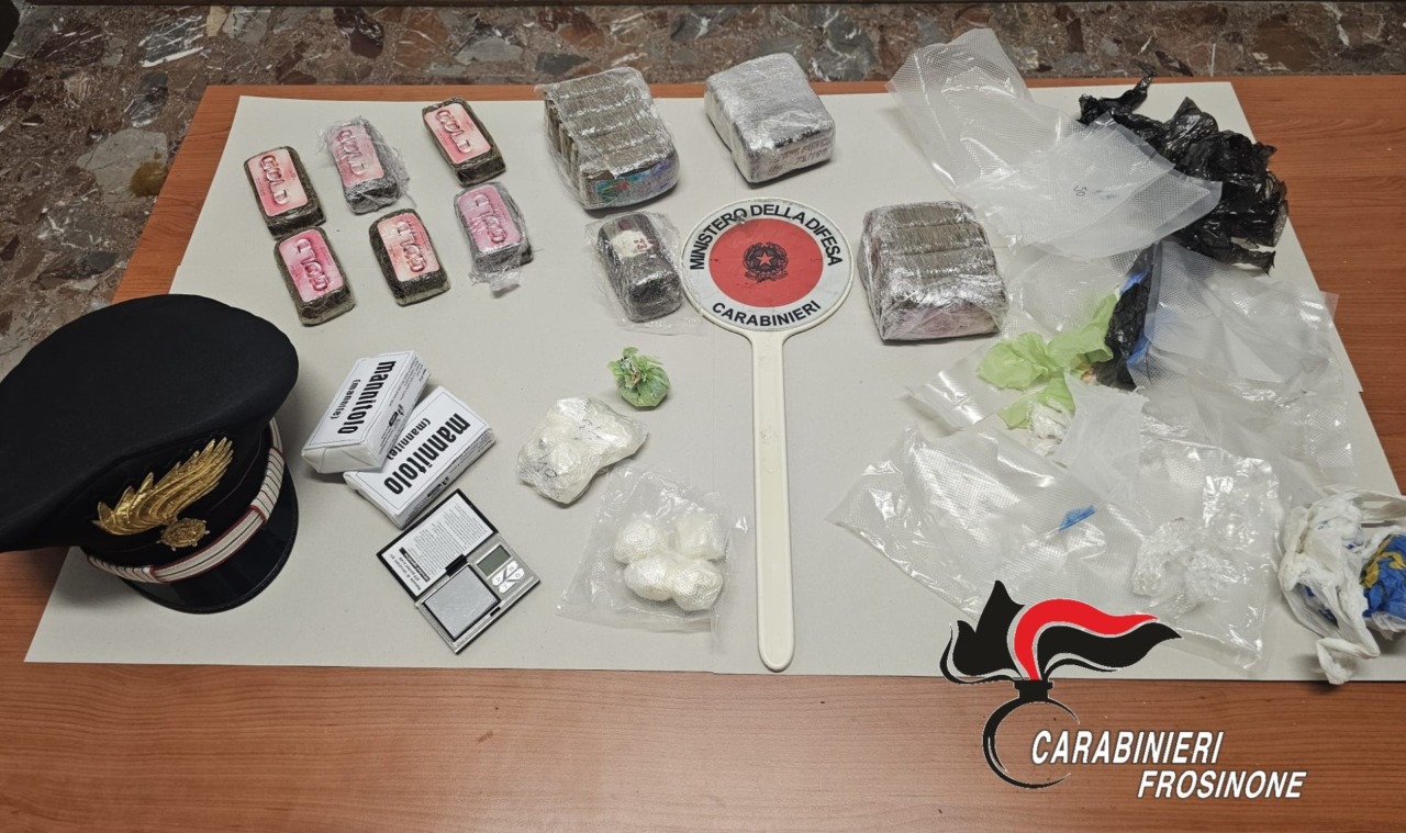 Arrestato un 40enne per spaccio: sequestrati 22 panetti di hashish e oltre 120 grammi di cocaina