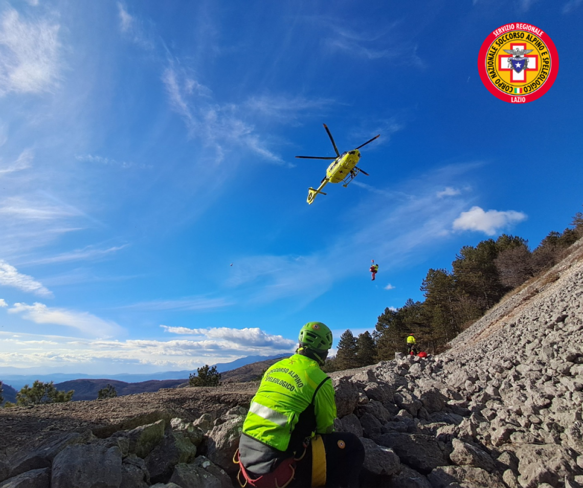 Cade in un dirupo mentre guida la moto: 47enne in condizioni critiche