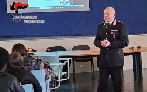 Carabinieri e studenti: un dialogo sulla legalità e i rischi del web