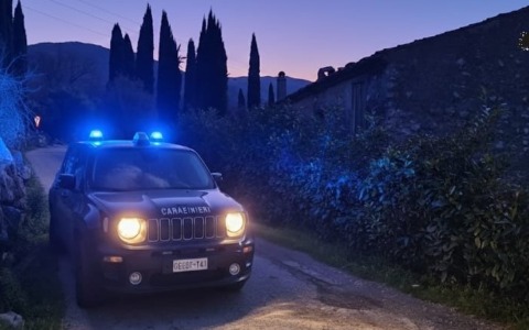 Carabinieri salvano un uomo pronto a lanciarsi dal tetto di casa