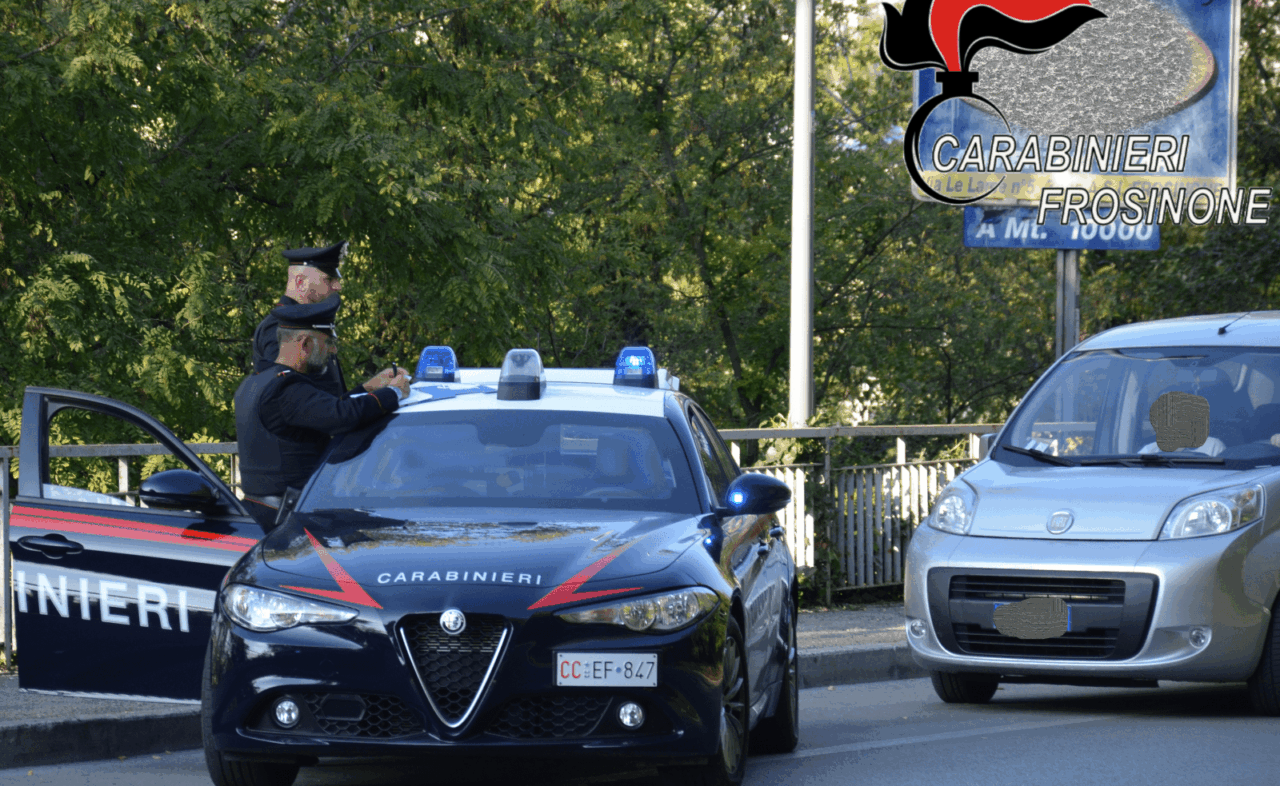 Colpo armato in tabaccheria, rubati soldi e sigarette