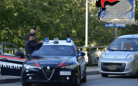 Colpo armato in tabaccheria, rubati soldi e sigarette