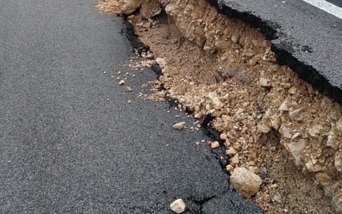 Crollo della strada in via Famelica