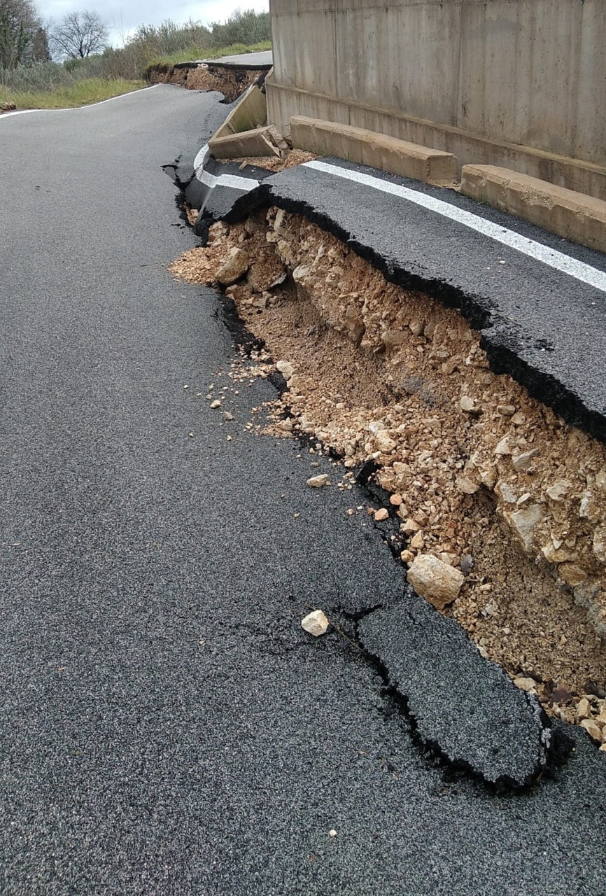 Crollo della strada in via Famelica