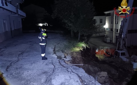 Crollo di un muro accanto alla scuola Giovanni Paolo II, l’area era già stata evacuata