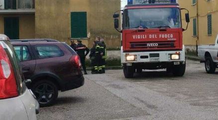 Esplosione di una bomba carta danneggia un’auto parcheggiata