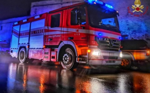Fiamme avvolgono un’auto in viale Europa