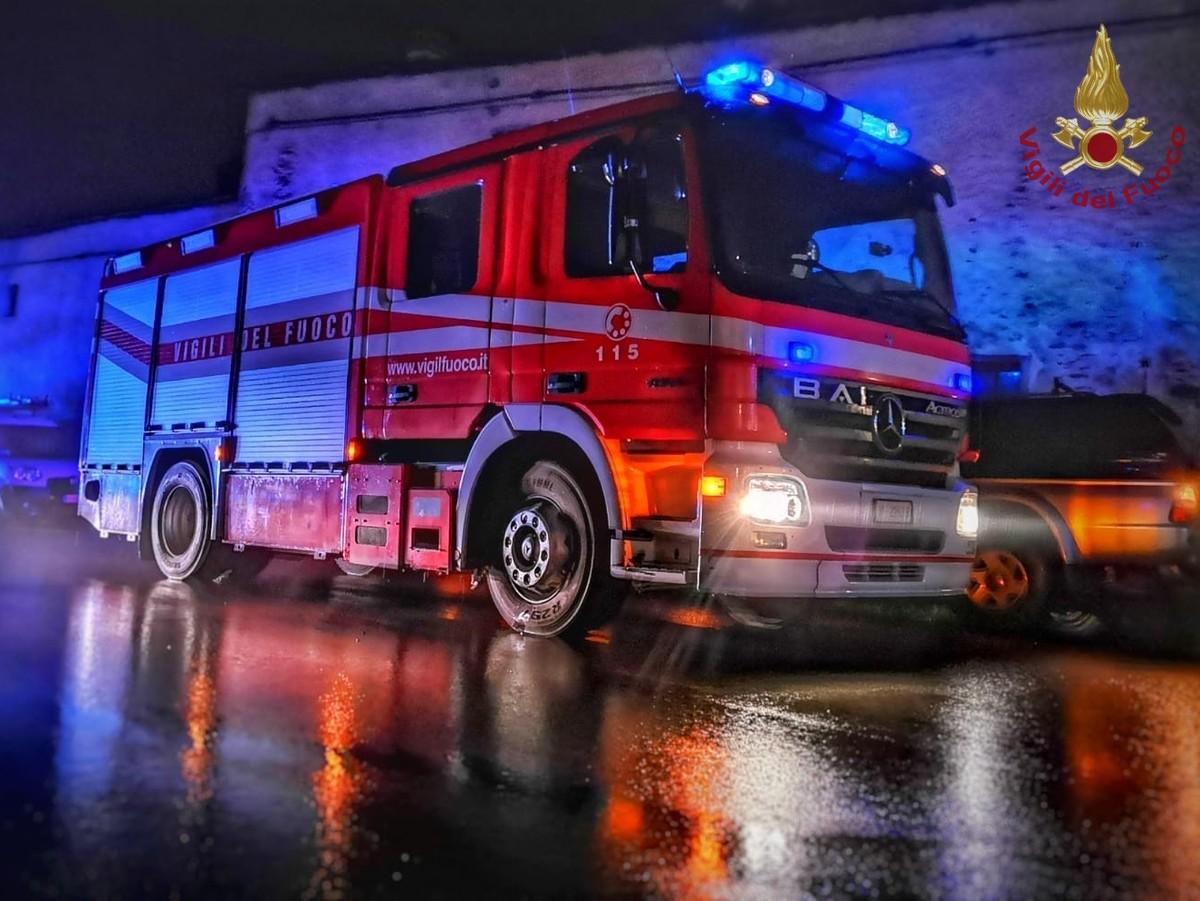 Fiamme avvolgono un’auto in viale Europa