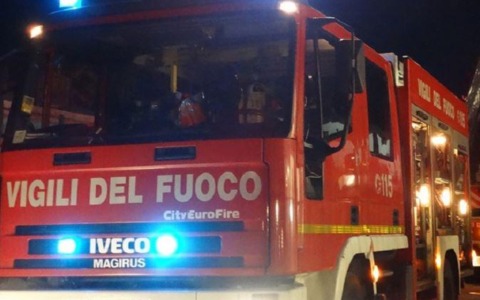Fiamme distruggono un’auto in via Ferruccia