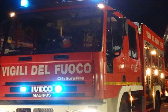 Fiamme distruggono un’auto in via Ferruccia