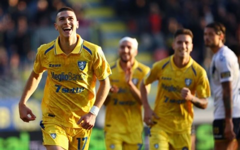 Frosinone trionfa a Spezia (0-2) e conserva il secondo posto