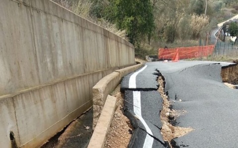 In via Famelica si apre una voragine, strada compromessa. LE IMMAGINI