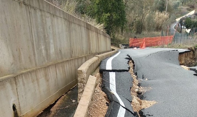 In via Famelica si apre una voragine, strada compromessa. LE IMMAGINI