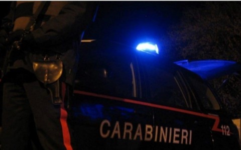 Inseguito dai Carabinieri, sperona una pattuglia e tenta di investire un militare