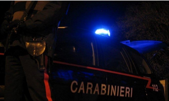Inseguito dai Carabinieri, sperona una pattuglia e tenta di investire un militare