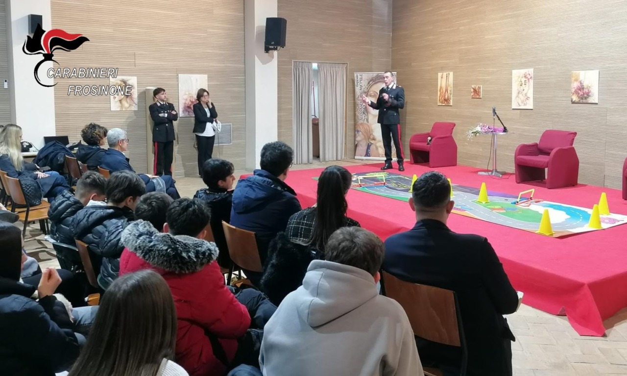 Intervento dei Carabinieri nelle scuole con visori “anti-sballo”