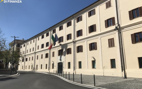 La Guardia di Finanza chiude due barberie per irregolarità