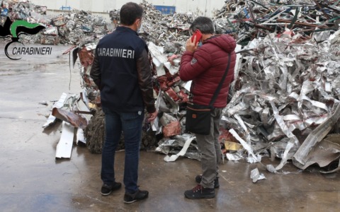 Sequestro di veicoli e rifiuti pericolosi sul fiume Liri