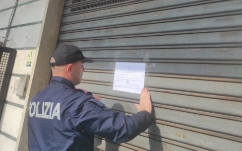 Sospensione della licenza di un negozio per vendita irregolare di biglietti per Frosinone-Catanzaro