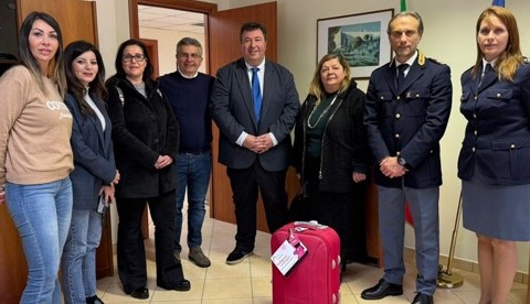 Un trolley per le donne vittime di violenza al commissariato di Cassino