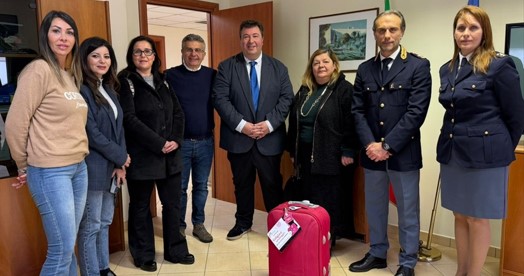 Un trolley per le donne vittime di violenza al commissariato di Cassino