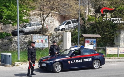 Un uomo di 52 anni aggredisce i Carabinieri mentre è ai domiciliari