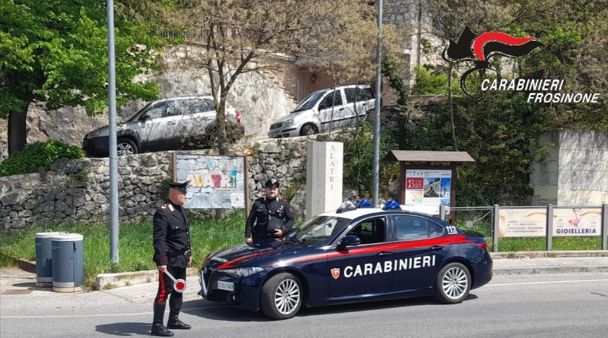 Un uomo di 52 anni aggredisce i Carabinieri mentre è ai domiciliari