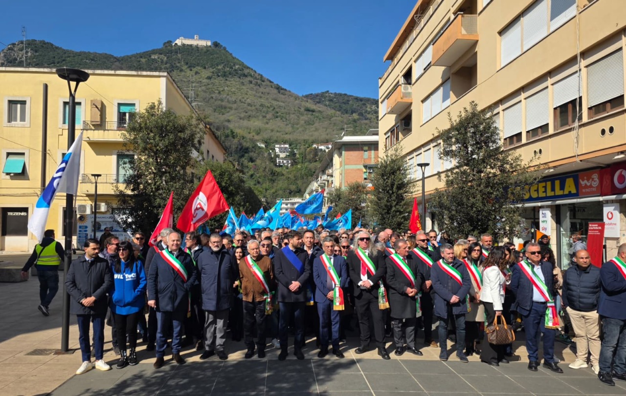 Folla in piazza per il futuro dello stabilimento Stellantis