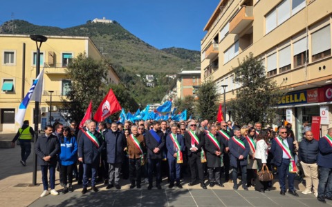 Folla in piazza per il futuro dello stabilimento Stellantis