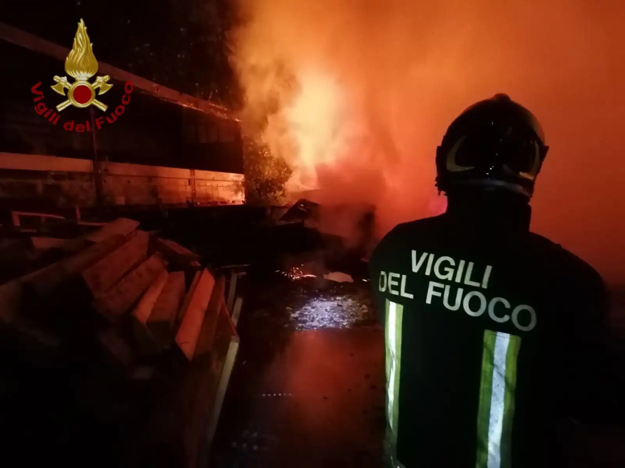 Furgone distrutto dalle fiamme in via Po
