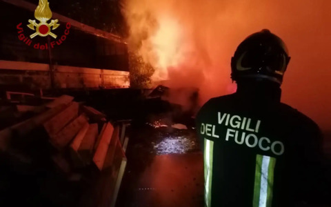 Furgone distrutto dalle fiamme in via Po