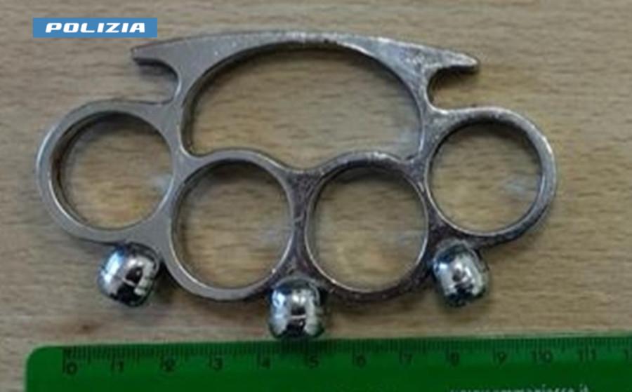 Giovane denunciato per possesso di tirapugni dalla Polizia