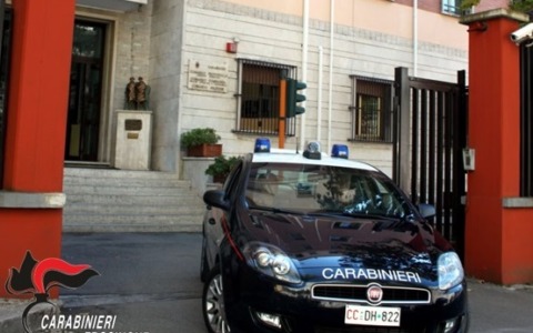 Guardia giurata denunciata per minacce con pistola durante una lite stradale
