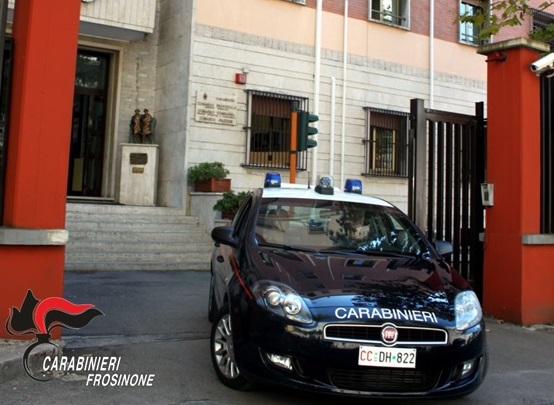 Guardia giurata denunciata per minacce con pistola durante una lite stradale