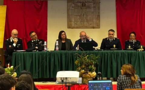 Le forze dell’ordine dialogano con gli studenti dell’I.I.S. “Angeloni” di Frosinone