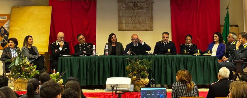Le forze dell’ordine dialogano con gli studenti dell’I.I.S. “Angeloni” di Frosinone