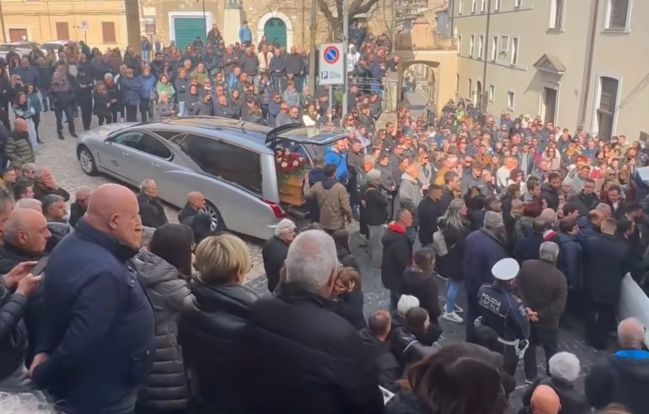 Migliaia di persone per l’addio a Mauro, Emiliano e Valentino nell’incidente sull’A1