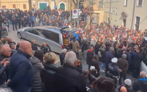 Migliaia di persone per l’addio a Mauro, Emiliano e Valentino nell’incidente sull’A1