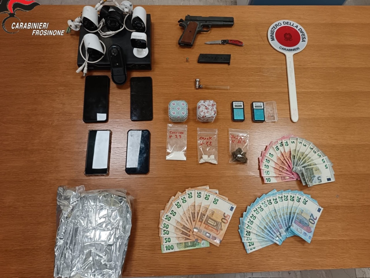 Scoperta rete di spaccio in abitazione sorvegliata da cani e telecamere