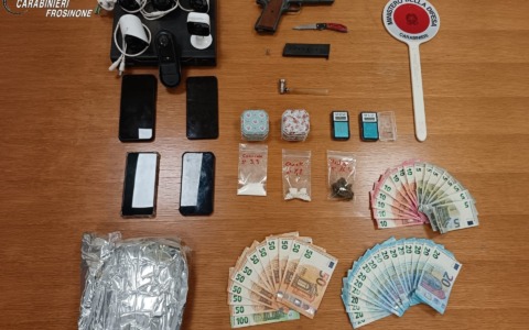 Scoperta rete di spaccio in abitazione sorvegliata da cani e telecamere